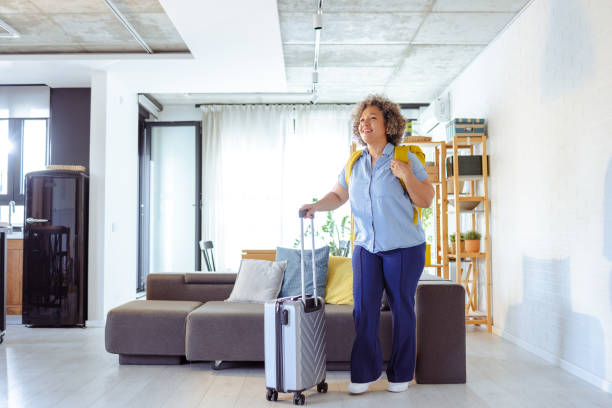 femme avec une valise dans un meublé